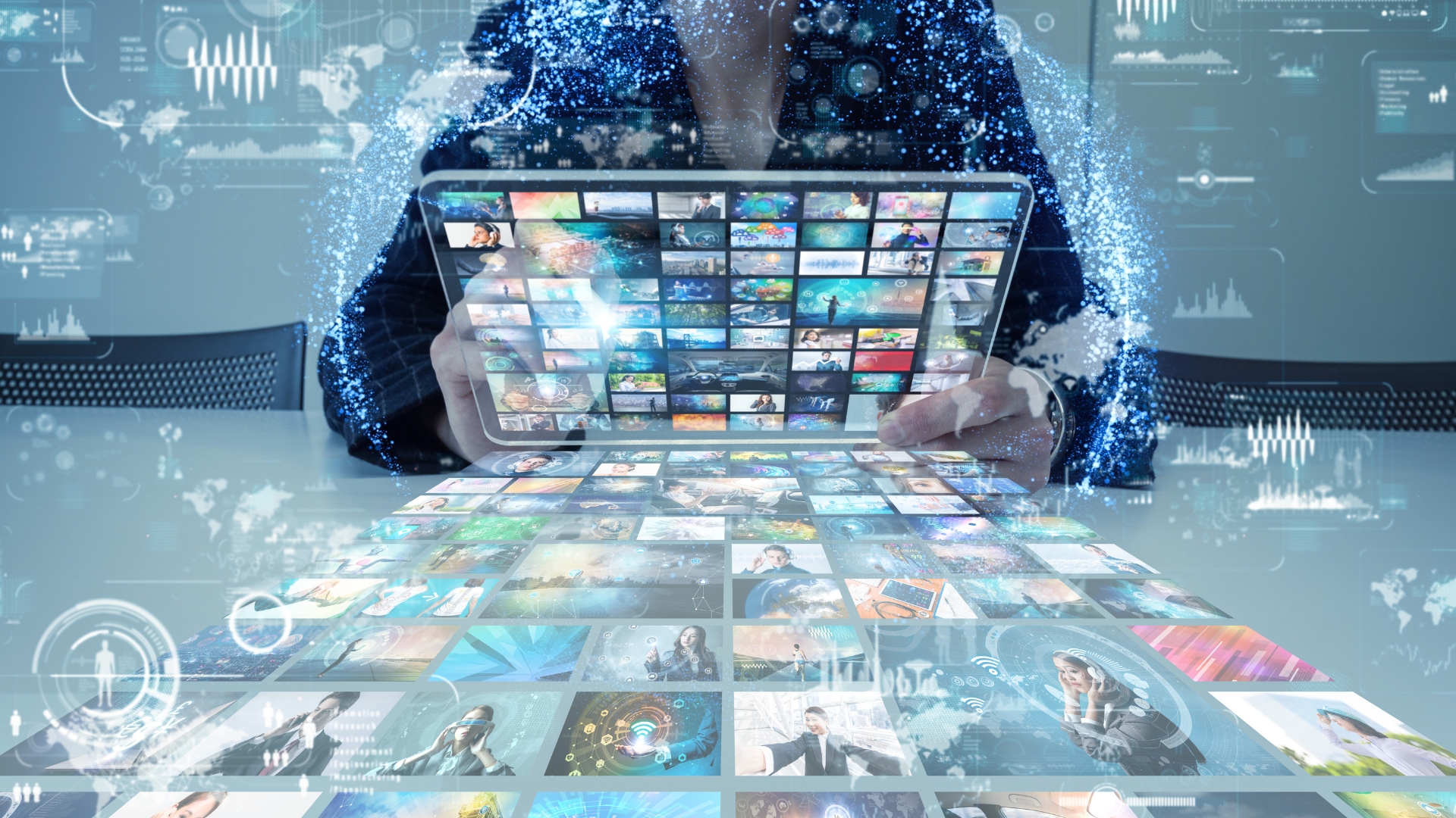 Personne qui tient une tablette avec différents écrans pour illustrer la stratégie média multi-canaux proposée par Mediagenic